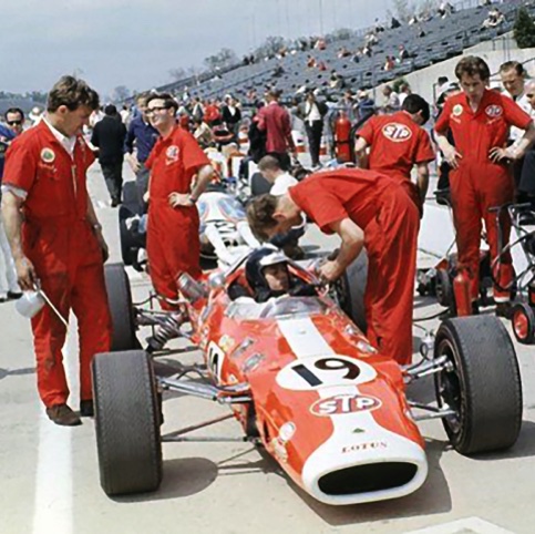 Sur la grille de départ avec ses mécaniciens sur la première ligne en seconde poisition !